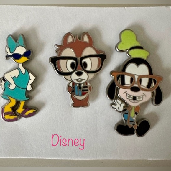 Disney Pins - Picture 1 of 3